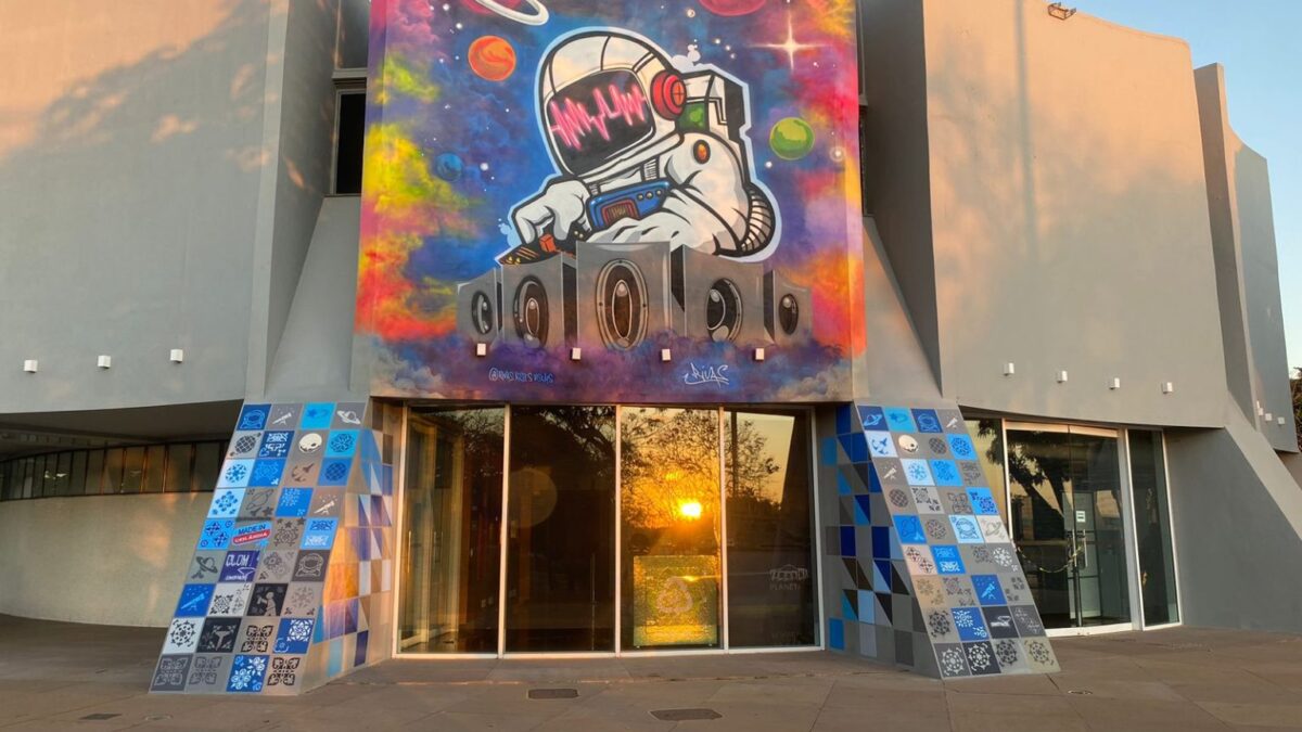 Inaugurado grafite em homenagem ao aniversário de 50 anos do Planetário