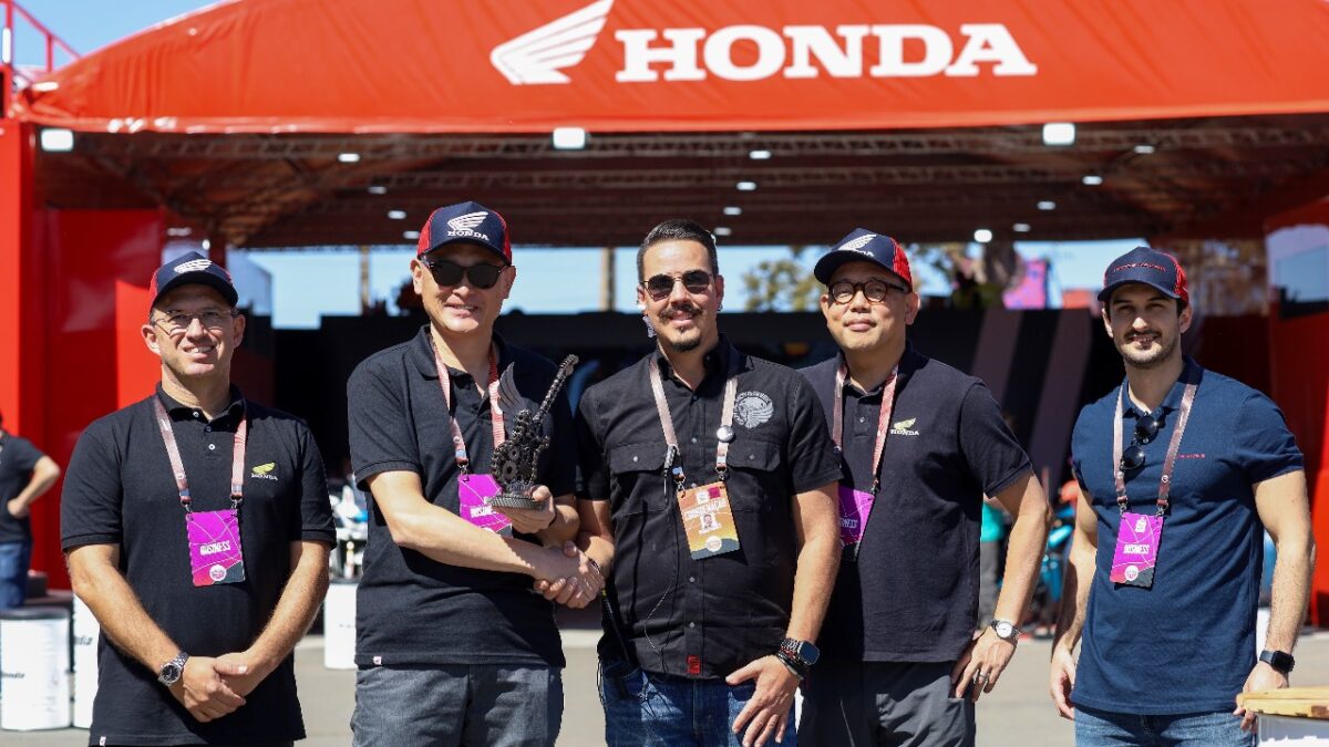 Sábado com comitiva internacional da Honda e autógrafo do piloto Júlio Campos na Cidade da Moto