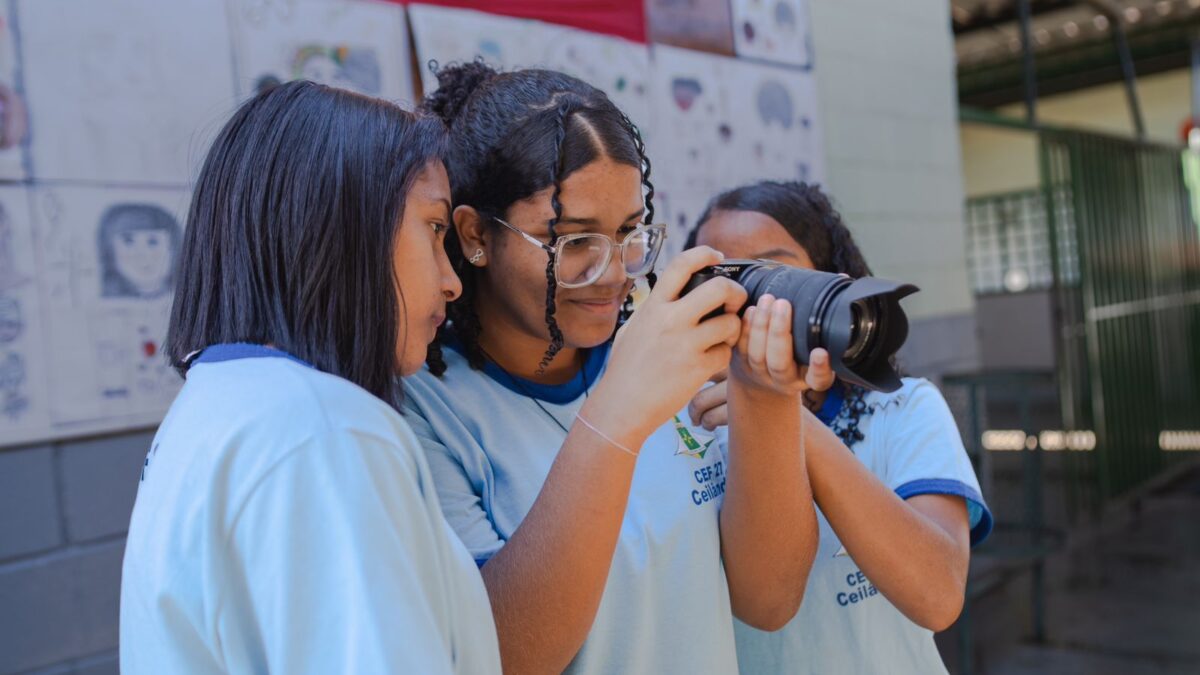 Alunos de escola pública de Sobradinho aprendem a como gravar um videoclipe