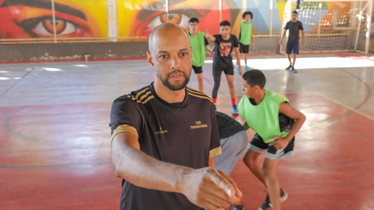 Lições na quadra e na vida: professor da rede pública inspira alunos com aulas de basquete