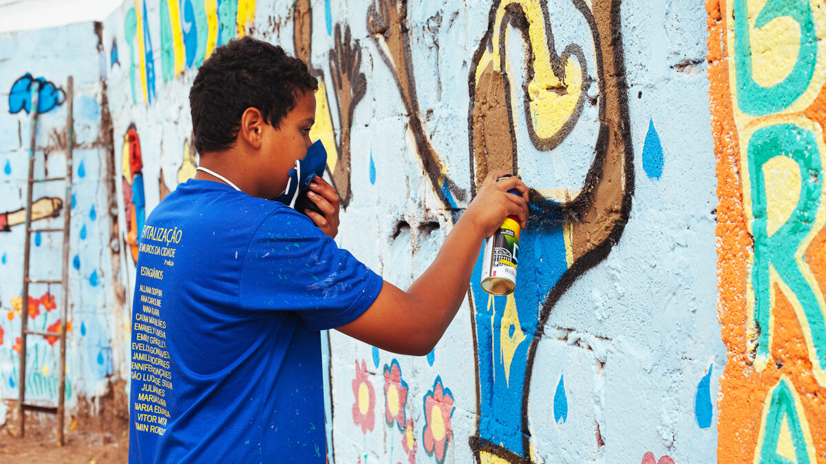 Jovens da periferia colorem muros da cidade com arte