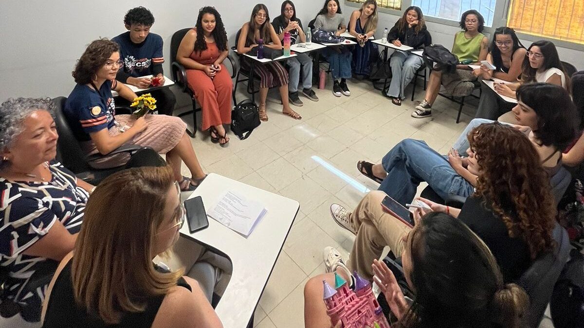 Estudantes de enfermagem treinam para elaborar oficinas de promoção à saúde mental