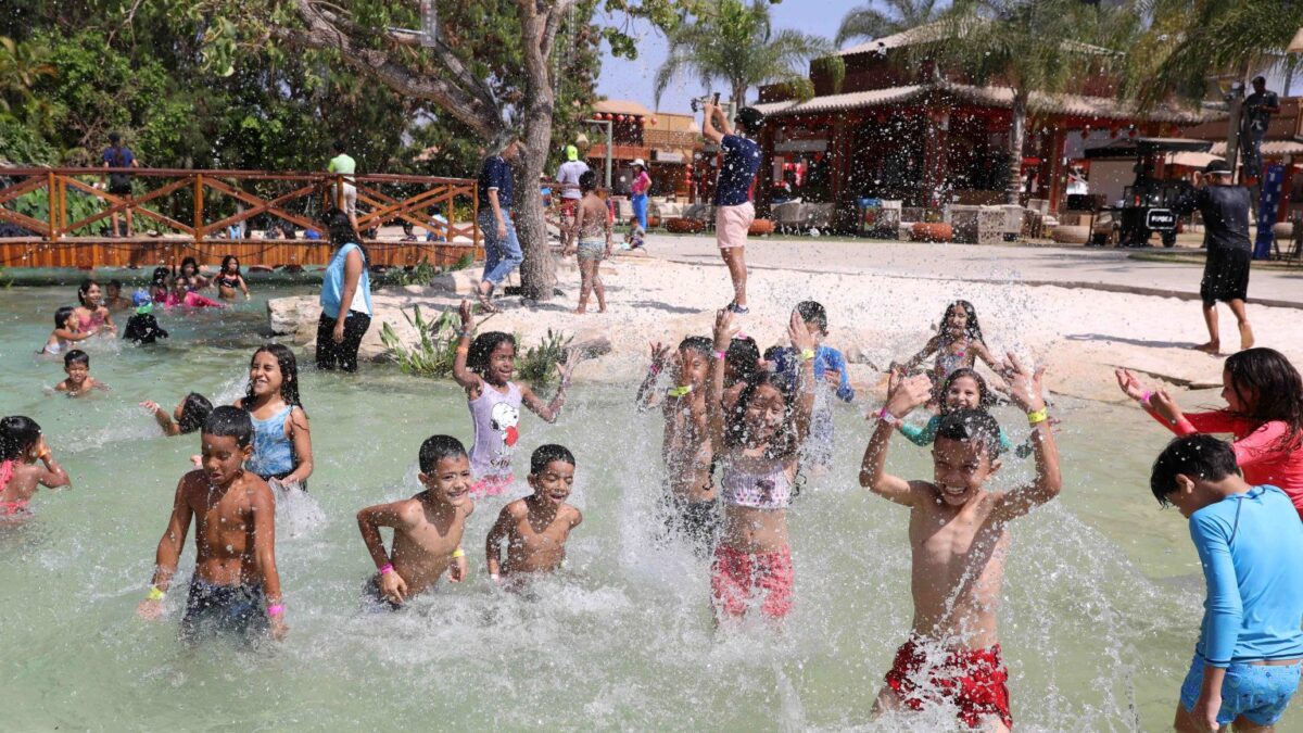 Encerramento da campanha Vem Brincar Comigo no Na Praia leva 461 crianças para dia de lazer