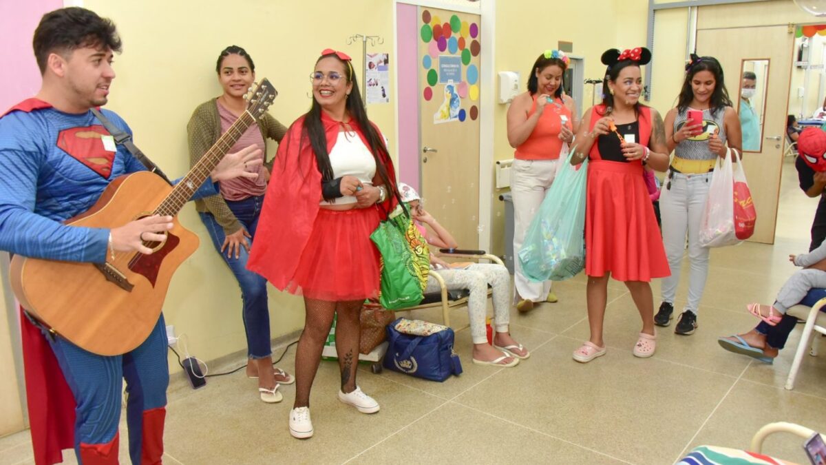 Heróis da Alegria fazem a festa para crianças em hospital de Santa Maria