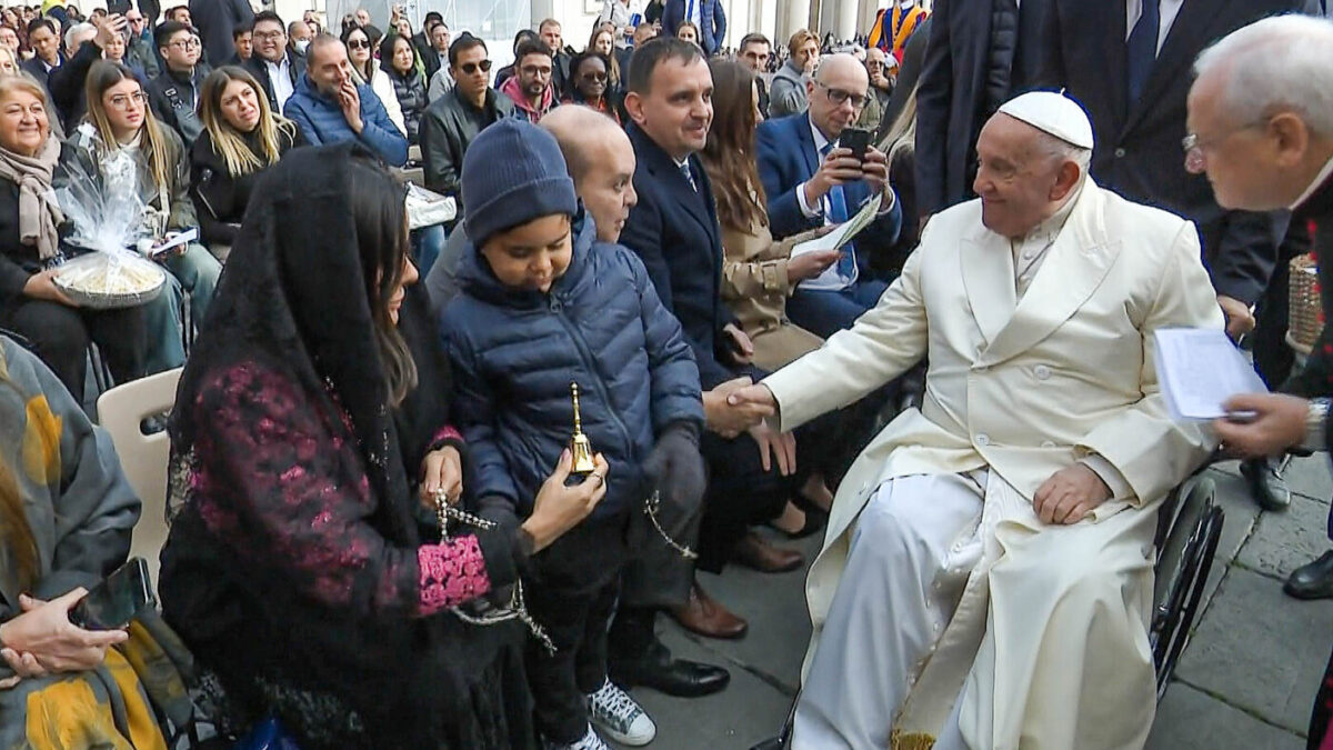 Ibaneis encontra Papa Francisco e o convida para visitar Brasília