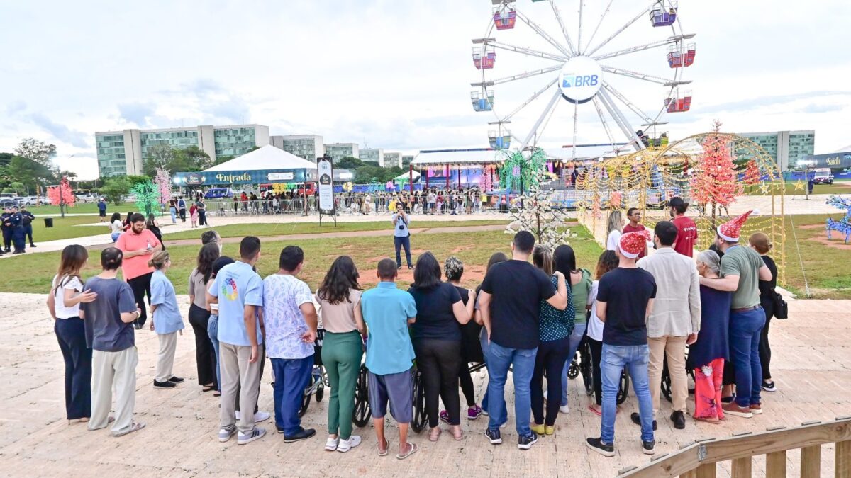 Pacientes psiquiátricos do HBDF visitam o projeto Nosso Natal, na Esplanada