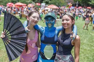 Joédson Alves/Agência Brasil Brasília (DF), 17/02/2026 - As amigas Mariana Junqueira (e), Isis Rocha (c) e Helena de Aragão (e), participam do carnaval de rua no Bloco Calango Careta.
Foto: Joédson Alves/Agência Brasil