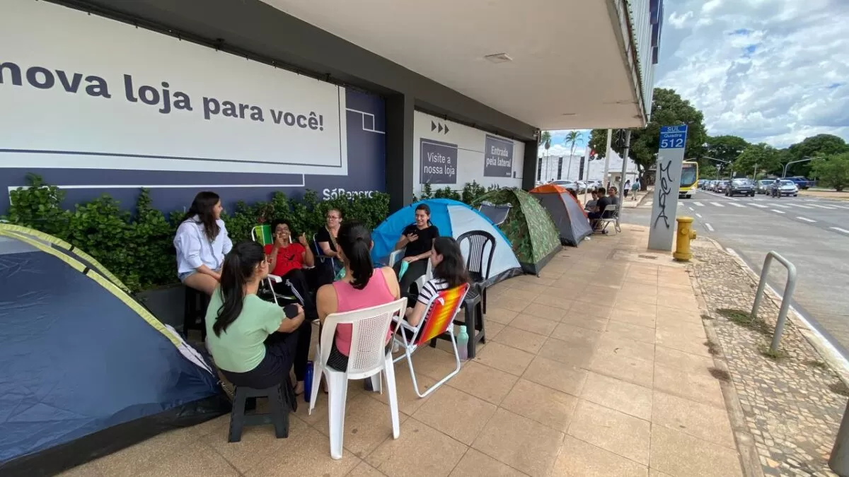 Black friday: Alunos dormem em fila de cursinho pré-vestibular para conseguir até 70% de desconto