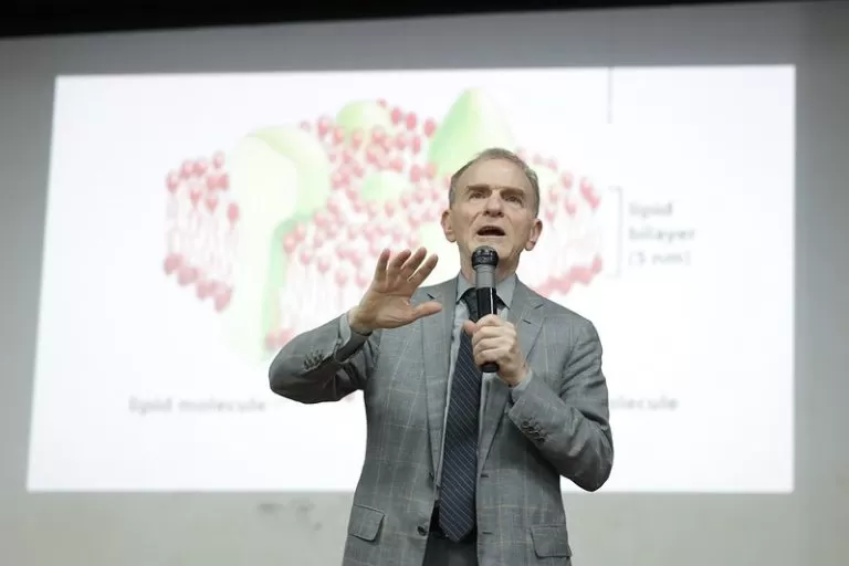 Premiado Nobel de Medicina conversa sobre ciência com alunos em escola pública de Brasília